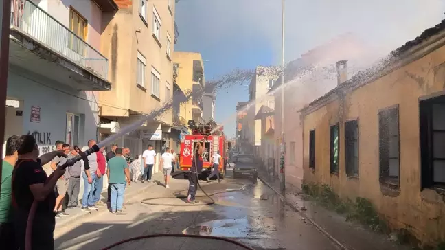 Aydın'ın Germencik ilçesinde çıkan yangında metruk bina kullanılamaz hale geldi