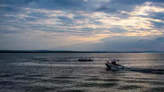 Kırşehir'deki Savcılı Plajı'nda Sürat Tekneleri Şovu