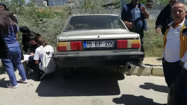 Ehliyetsiz sürücü kaldırıma çarptı, 1 çocuk hafif yaralandı