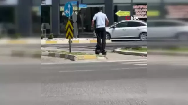 Elektrikli scooter ile tehlikeli yolculuk