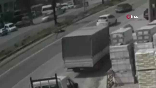 İzmir'de feci kaza kamerada: Transitin çarptığı motosikletteki karı koca hayatını kaybetti