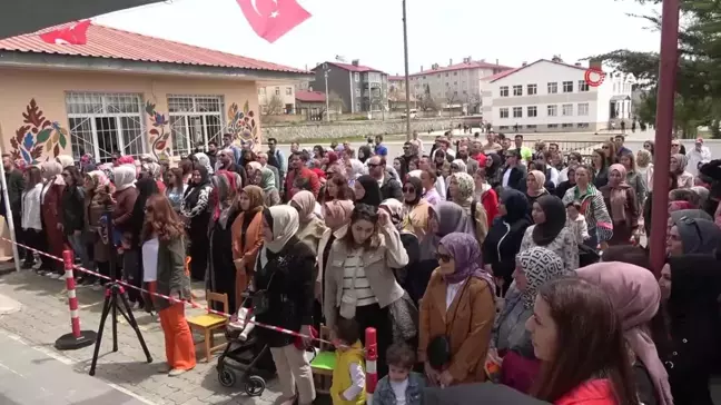 120 öğrenci 32 ülkenin kostümleriyle defile yaptı