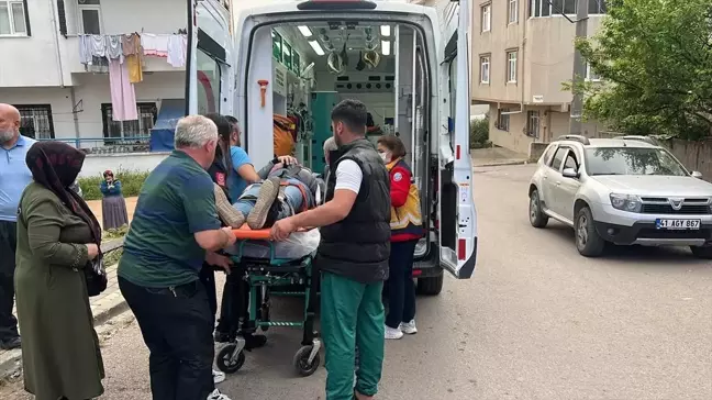 Gebze'de servis minibüsü ile otomobil çarpıştı, sürücü yaralandı