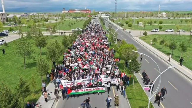 Ağrı İbrahim Çeçen Üniversitesi Öğrencileri ve Akademisyenleri Filistin'e Destek Yürüyüşü Düzenledi