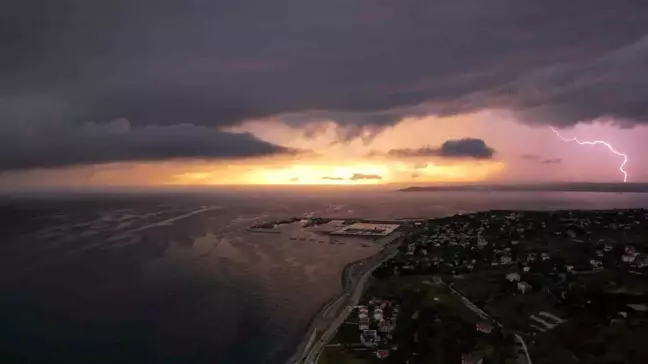 İstanbul'da Gün Batımı ve Raf Bulutu İlginç Görüntüler Oluşturdu