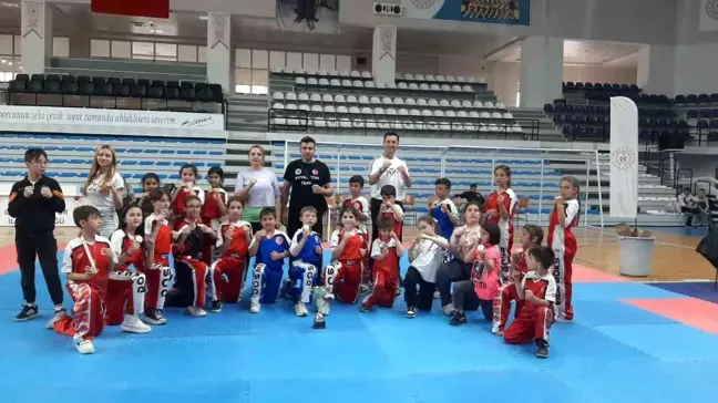 Gedizli Kick Boks Sporcuları Madalyalarla Döndü