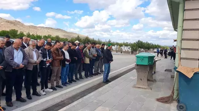 Kayseri'de babası tarafından bıçaklanarak öldürülen kadın toprağa verildi
