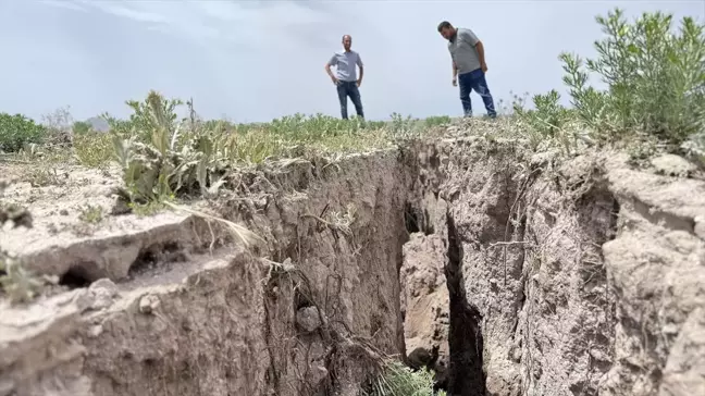 Konya'da kuraklık ve yer altı sularının çekilmesiyle yüzey yarıkları oluşuyor