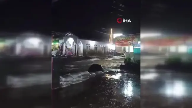 Endonezya'da şiddetli yağışın neden olduğu selde 34 kişi hayatını kaybetti