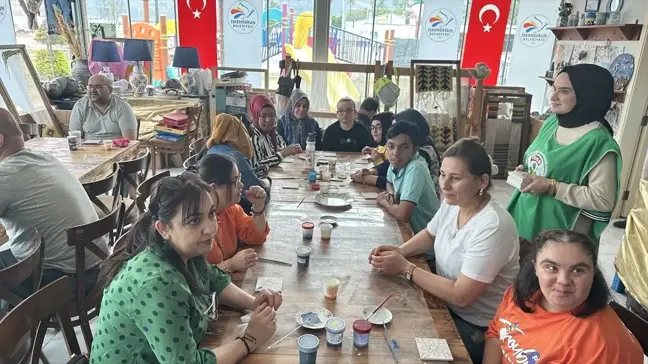 İskenderun'da Engellilere Yönelik Çini Boyama Etkinliği Düzenlendi