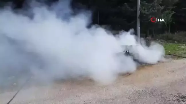 Burdur'da park halindeki otomobil yanarak kullanılamaz hale geldi