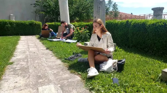 Tekirdağ'da Güzel Sanatlar Fakültesi öğrencileri doğada sınava girdi