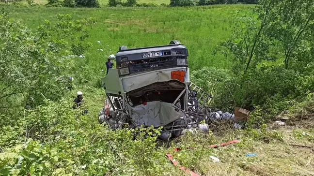 Kandıra'da Tüp Yüklü Kamyonet ile Hafif Ticari Araç Çarpıştı: 5 Yaralı