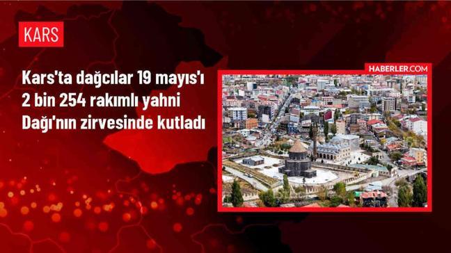Kars'ta Dağcılar, Yahni Dağı'nda 19 Mayıs'ı kutladı