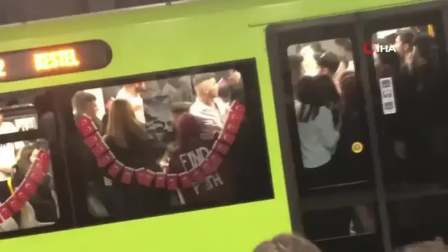 Bursa'da metro vagonunda çıkan kavga kameraya yansıdı