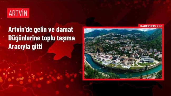 Artvin'de evlenen çift, toplu taşıma kullanarak farklılık yarattı