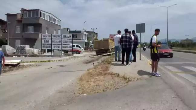 Köpeği ezmemek için manevra yapan otomobil kamyonun altına girdi, 3 kişi öldü