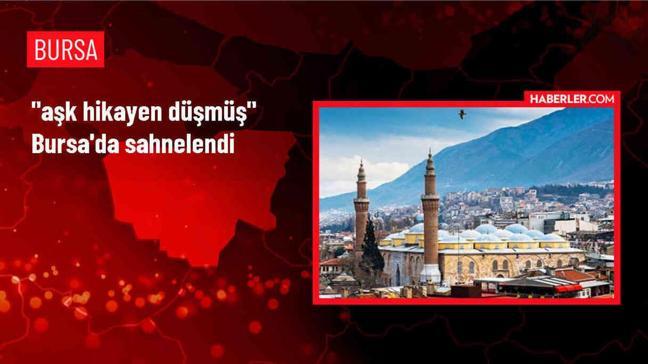 Ahmet Sami Özbudak'ın kaleme aldığı 'Aşk Hikayen Düşmüş' adlı oyun Bursalı sanatseverlerle buluştu
