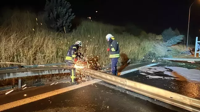 Çayırova'da devrilen tırın sürücüsü yaralandı