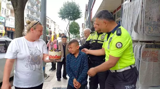 Özel çocuğun doğum gününe polis sürprizi