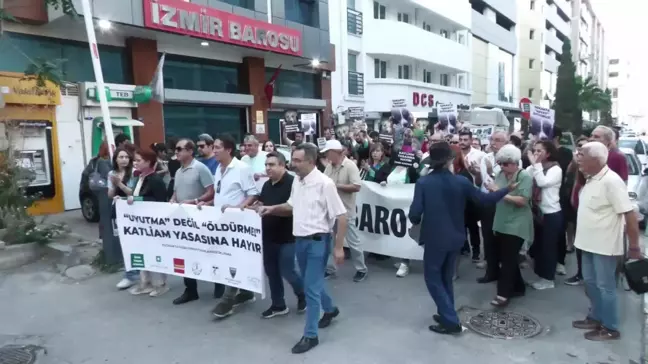 İzmir'de Sokak Hayvanlarının Uyutulmasına Karşı Yürüyüş Düzenlendi