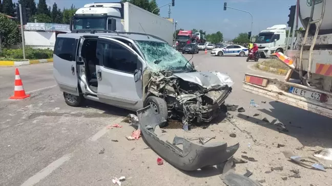Karacabey'de hafif ticari araç ile süt tankerinin çarpıştığı kazada 2 kişi yaralandı