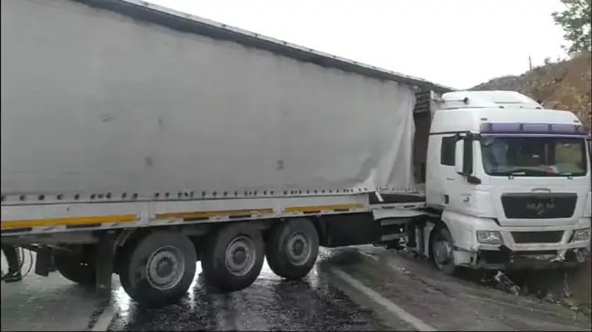 Burdur'da yağış nedeniyle tırın makaslamasıyla yol trafiğe kapandı