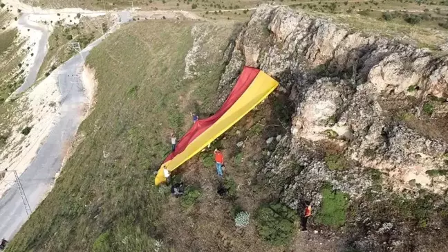 Galatasaray Taraftarları Batman'ın Gercüş İlçesinde Dev Bayrak Astı