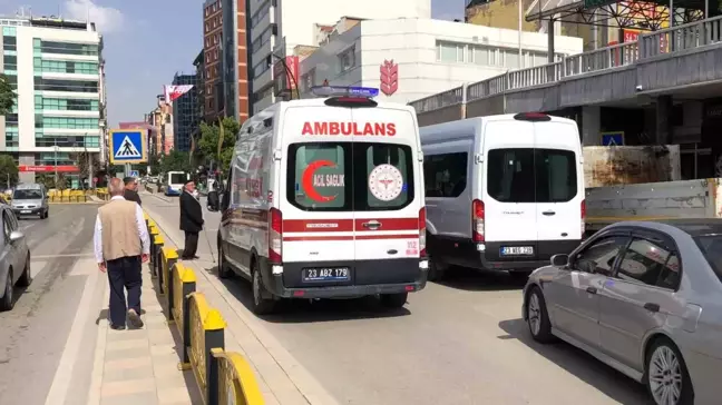 Elazığ'da Yolun Karşısına Geçmeye Çalışan Kadın Hafif Ticari Araç Tarafından Çarptı