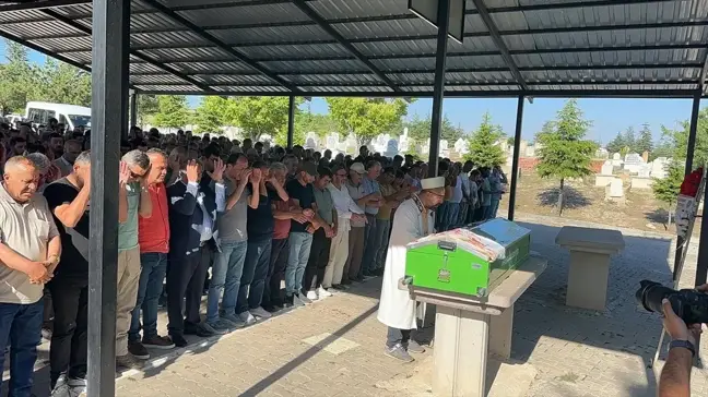 Düzce'de Boğazına Erik Kaçan Çocuk Toprağa Verildi