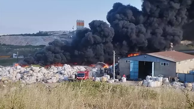 Gebze'deki Geri Dönüşüm Tesisi Yangını Söndürülmeye Çalışılıyor