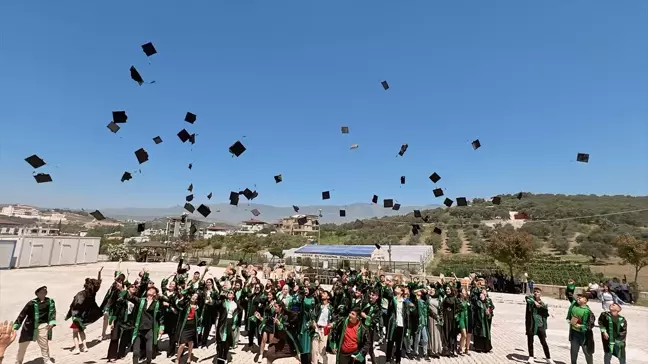 Antakya'da Lise Öğrencileri Mezun Oldu