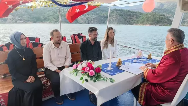 Çorum'un Oğuzlar ilçesinde teknede nikah kıyıldı