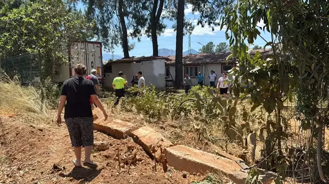 Antalya'da tır ağaçlara ve lojmanın deposuna çarptı