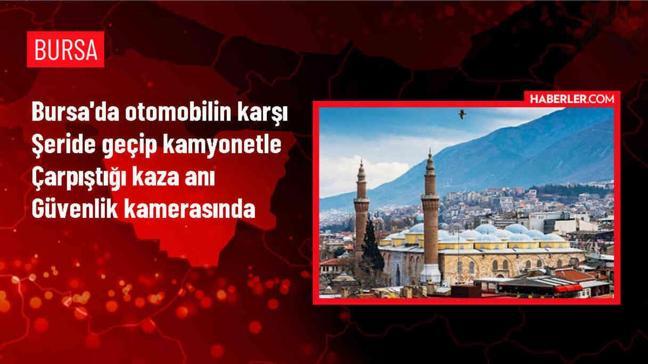 Bursa'da otomobilin karşı şeride geçip kamyonetle çarpıştığı kaza anı güvenlik kamerasınca kaydedildi