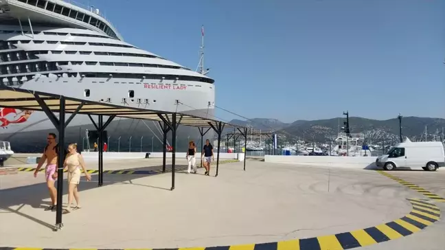 Bahamalar bayraklı yolcu gemisi Bodrum'a geldi