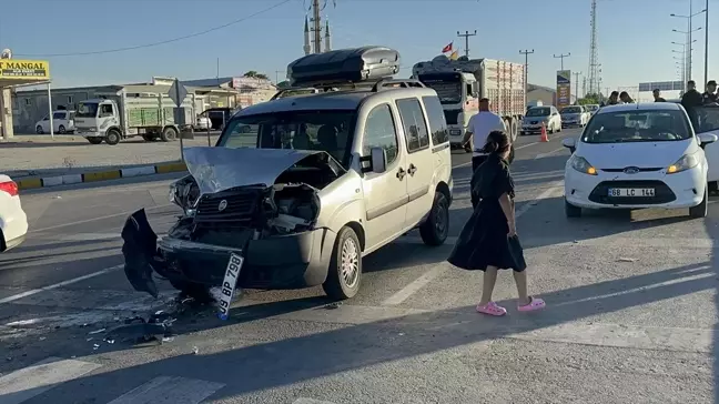 Aksaray'da Trafik Kazası: 5 Kişi Yaralandı