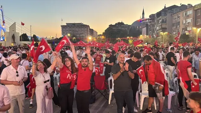 İzmit'te Vatandaşlar Türkiye-Gürcistan Maçını Dev Ekrandan İzledi