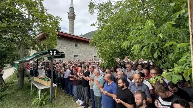 Rize'de Silahlı Saldırı Sonucu Hayatını Kaybeden Aylin Ekşi Artvin'de Defnedildi