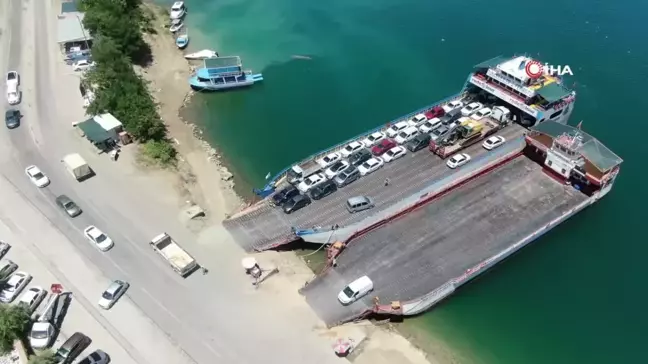 Elazığ-Pertek feribotlarında bayram hareketliliği