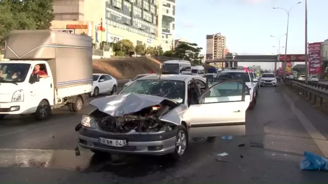 Maltepe'de seyir halindeki otomobil kaza yapan araca çarptı