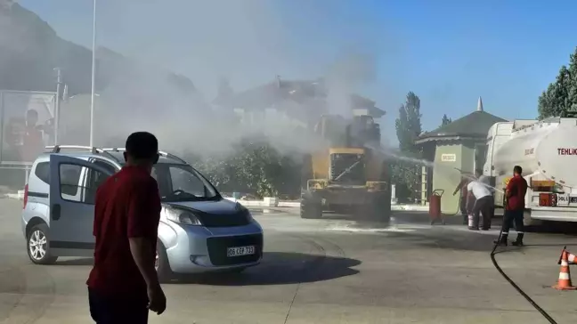 Tokat'ta bir petrol istasyonunda kepçe yangını