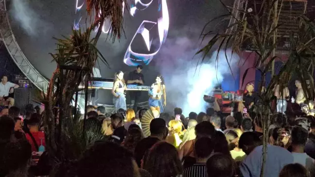 Hande Yener Marmaris'te Sevenleriyle Buluştu