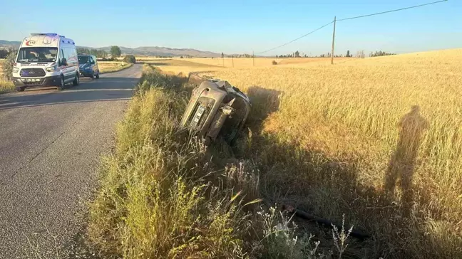 Afyonkarahisar'da Otomobil Takla Attı: 2 Kişi Yaralandı