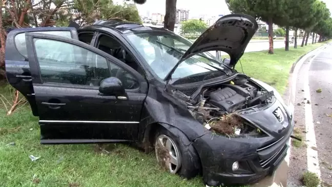 Kartal'da Otomobil Kontrolden Çıkıp Ağaçlara Çarptı: 3 Yaralı