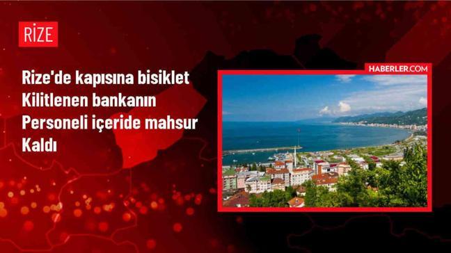 Rize'de Banka Şubesinde Mahsur Kalan Bisiklet