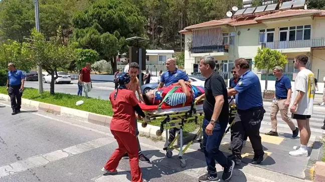 Manavgat'ta trafik kazasında yaralanan motosiklet sürücülerine sağlık çalışanları müdahale etti