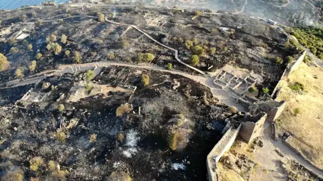 Çanakkale'de çıkan orman yangınında Assos Ören Yeri ve Athena Tapınağı dron ile görüntülendi