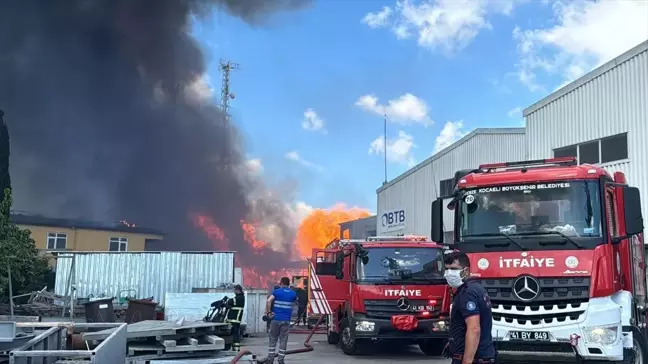 Kocaeli Gebze'deki Boya Fabrikasında Çıkan Yangın Kontrol Altına Alındı