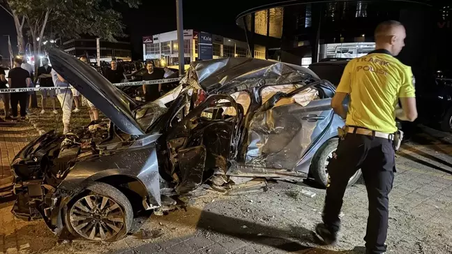 Bursa'da Otomobil Kazası: 1 Ölü, 2 Yaralı